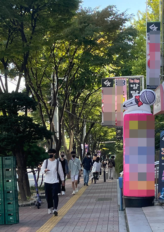 26일 오후 4시30분께 수원 아주대 앞을 지나는 시민들이 이날부터 실시된 실외 마스크 착용 의무 해제에도 불구, 여전히 마스크를 착용하고 있다. (사진=민희윤 기자)