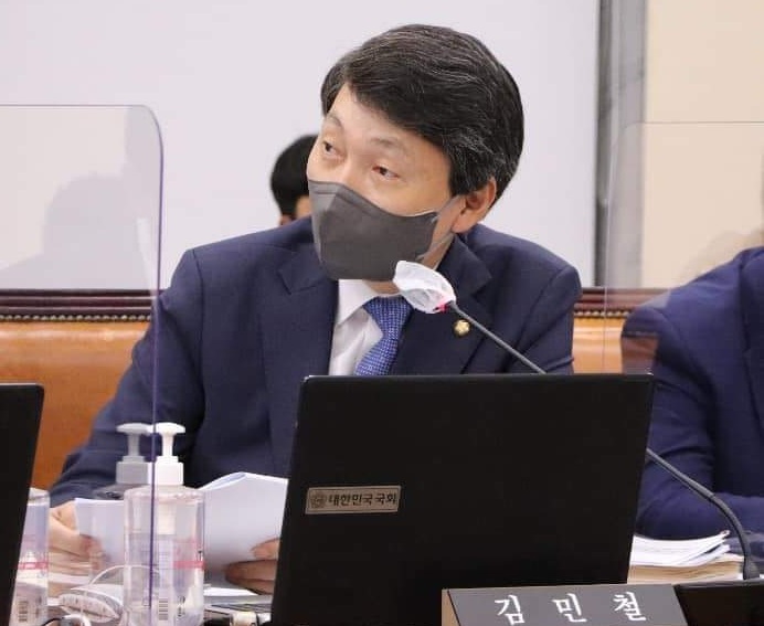 한국철도공사가 지난 7월1일 대전조차장역 인근에서 발생한 SRT열차 탈선사고 발생 전 선로의 이상 징후를 감지하고도 막지 못했다는 의혹이 제기됐다. 사진은 김민철 의원. (사진=김민철 의원 페이스북)