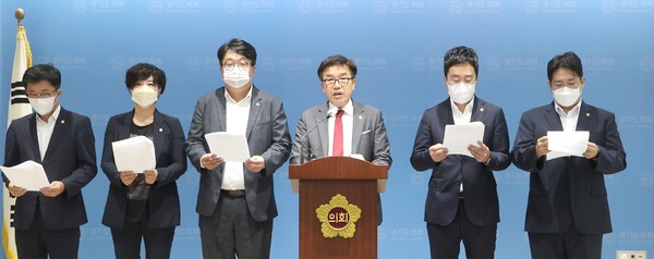 지난 26일 ‘2022년 제2회 경기도 기금운영계획 변경안’ 심의 중 발생한 파행과 관련해 경기도의회 국민의힘 기재위 의원들이 입장을 밝히고 있다. (사진제공=경기도의회)