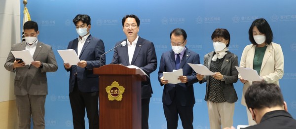 더불어민주당 기획위 의원들이  ‘2022년 제2회 경기도 기금운영계획 변경안’ 심의 중 발생한 파행과 관련해  기자회견을 하고있다. (사진제공=경기도의회)