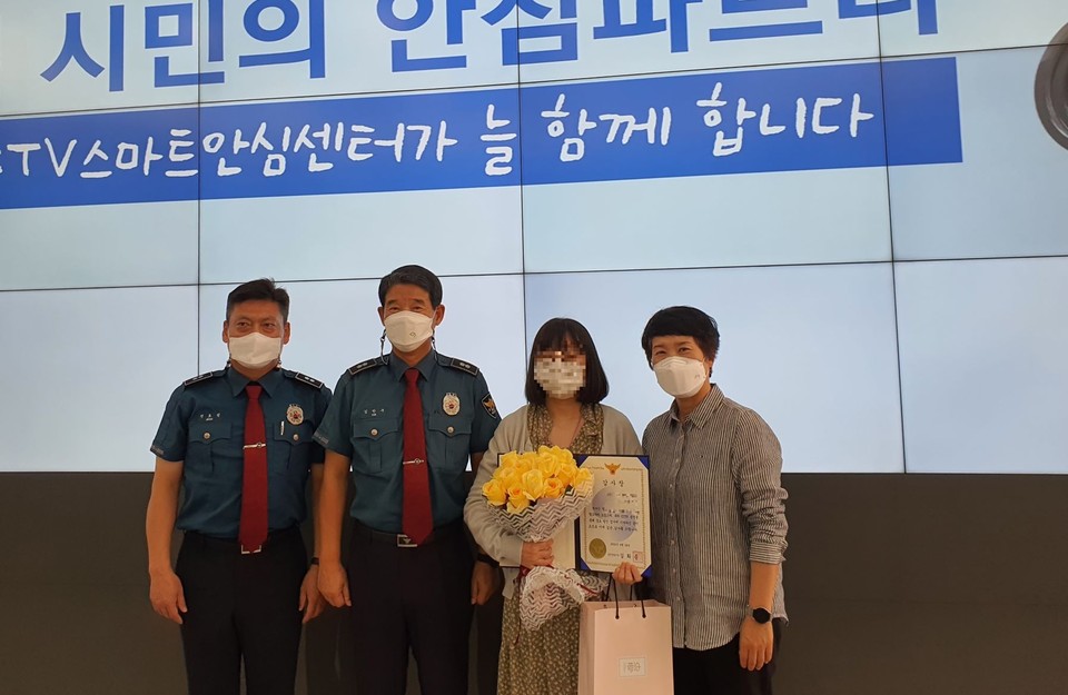 포천시 CCTV스마트안심센터 관제요원이 연이어 발생한 오토바이 절도범을 검거하는데 기여하는 등 범인검거에 기여한 공로로 포천경찰서장 감사장을 받았다. (사진제공=포천시청)