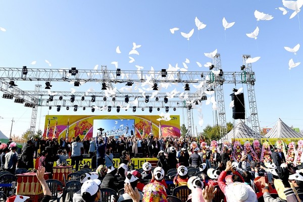 ‘코로나19’ 사태로 지난 4여 년 동안 중단돼 왔던 ‘파주시 인삼’ 축제가 열리게 돼 준비가 한창이다. 사진은 파주개성인삼 축제 개막 사진. (사진제공=파주시청)