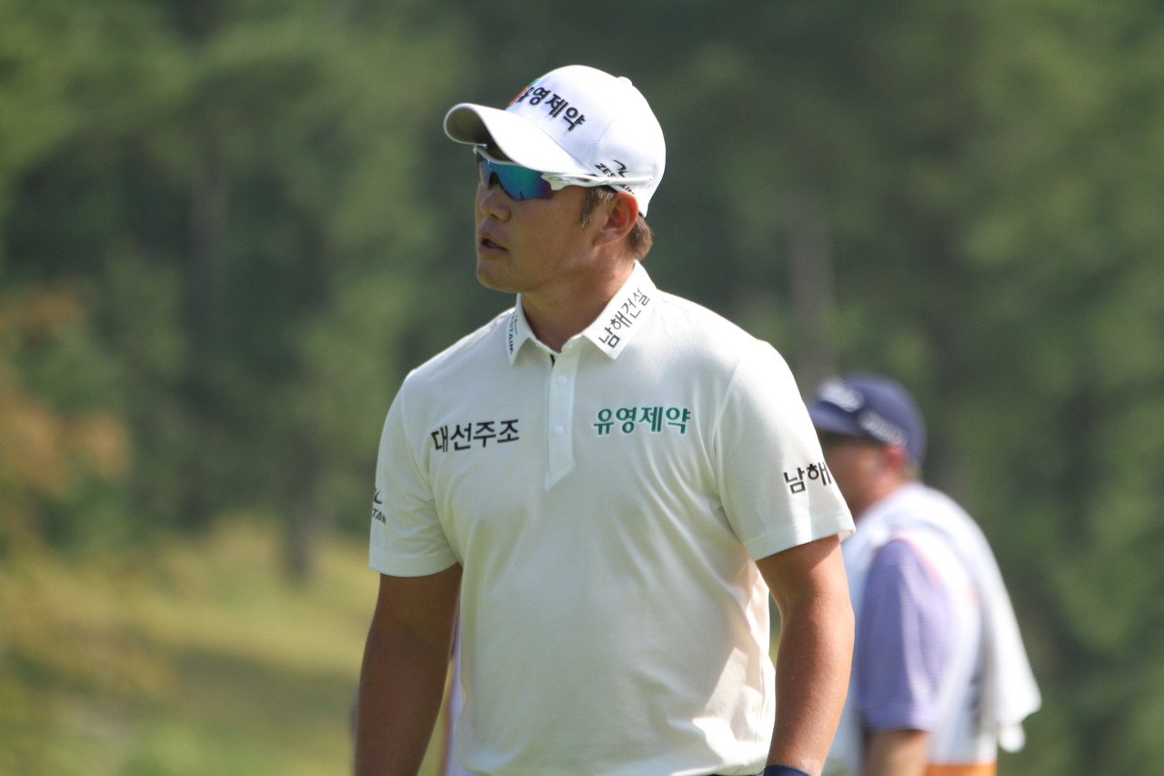 29일 강경남(39, 유영제약)이 1번 홀 버디 퍼트를 놓치자 아쉬운 듯 고개를 저으며 홀아웃하고 있다. (사진=김영식 기자)