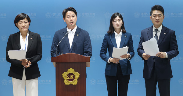 경기도의회 교섭단체 더불어민주당 대변인단은 29일 민생추경 보이콧을 강행하고 의회 운영위원회를 파행시킨 국민의힘을 규탄하는 기자회견을 가졌다. (사진제공=경기도의회)
