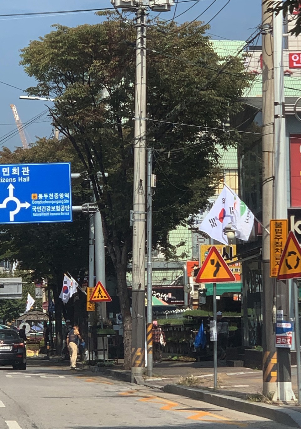 동두천시가 30일부터 큰시장 로타리 등 주요도로에 태극기를 게양하기 시작했다.(사진=오기춘 기자)