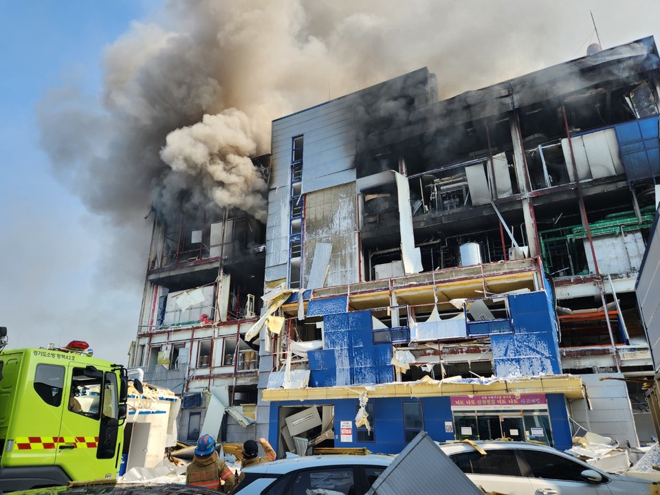 30일 오후 2시22분께 화성 향남읍에 있는 한 화학약품 제조공장에서 폭발사고로 인한 불이 나 20대 남성 1명이 숨지고 30대 남성 1명이 중상을 입었다. (사진제공=경기도소방재난본부)