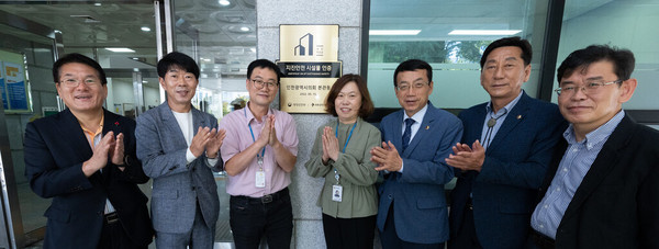 인천시의회는 4일 허식 의장을 비롯해 이봉락·박종혁 부의장, 변주영 사무처장, 의회사무처 직원 등이 참석한 가운데 ‘지진안전 시설물 인증(내진 특등급)’ 명판식 개최했다. (사진제공=인천시의회)
