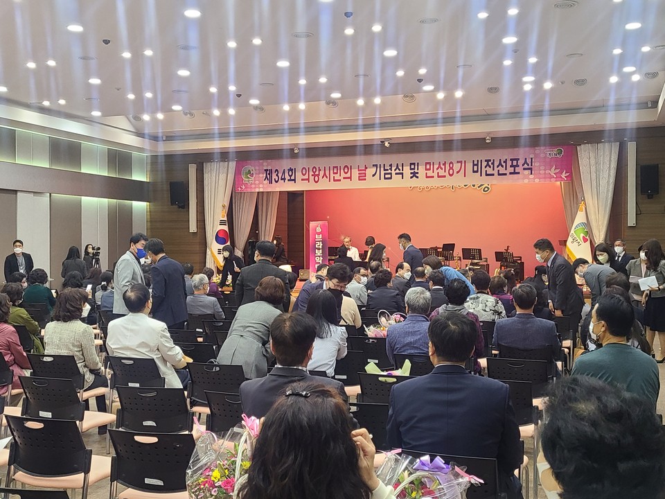 취임 100일을 앞둔 김성제 의왕시장이 6일 시청 대회의실에서 ‘제34회 의왕 시민의 날 기념식 및 민선8기 비전선포식’을 열고 “의왕시를 역동적으로 발전시켜 명품도시로 완성하겠다”고 밝혔다. (사진=안직수 기자)
