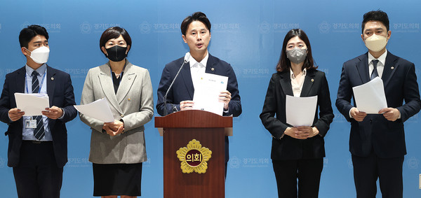 경기도의회 더불어민주당 대변인단은 6일 경기도의회 브리핑룸에서 임태희 경기도교육감의 공개사과를 촉구하는 기자회견을 가졌다. (사진제공=경기도의회)