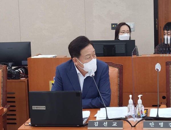 국민의힘 김선교 의원이 부산‧인천‧여수광양항만공사로부터 제출받은 ‘최근 3년간(2017~2020년 6월 기준) 항만공사별 여객터미널 이용객 현황’을 분석한 결과에 따르면 지난 8월 기준, 부산항만공사가 운영‧관리하는 국제여객터미널과 연안여객터미널의 총 이용객은 7만 8714명으로 지난해 같은 기간 대비 무려 90.8%나 감소한 것으로 조사됐다. (사진=김선교 의원 페이스북)