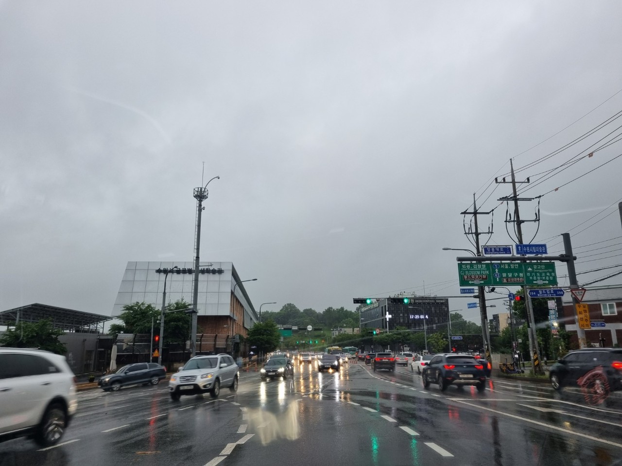 비가 내리고 있는 수원시 창룡대로에 차가 도로 위를 달리고 있다. 3일 수요일인 오늘 경기·인천지역에는 대체로 흐리고, 오전까지 가끔 비가 내리겠다. (사진=중앙신문DB)