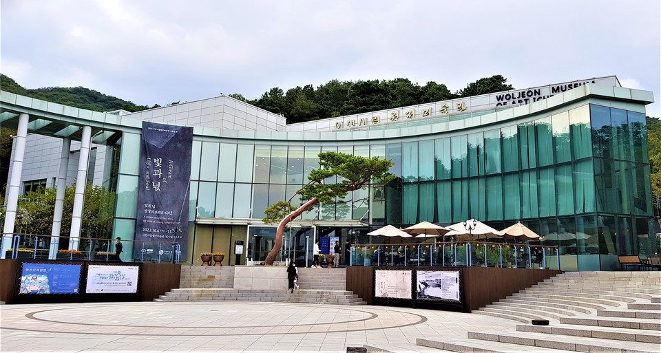 이천시립 월전미술관이 2022년 가을 기획전으로 ‘빛과 넋: 장상의 60년 展’을 개최 중이다. 사진은 장상의 작가의 1995년 작품, 바람과 넋 영혼의 춤사위. (사진=송석원 기자)