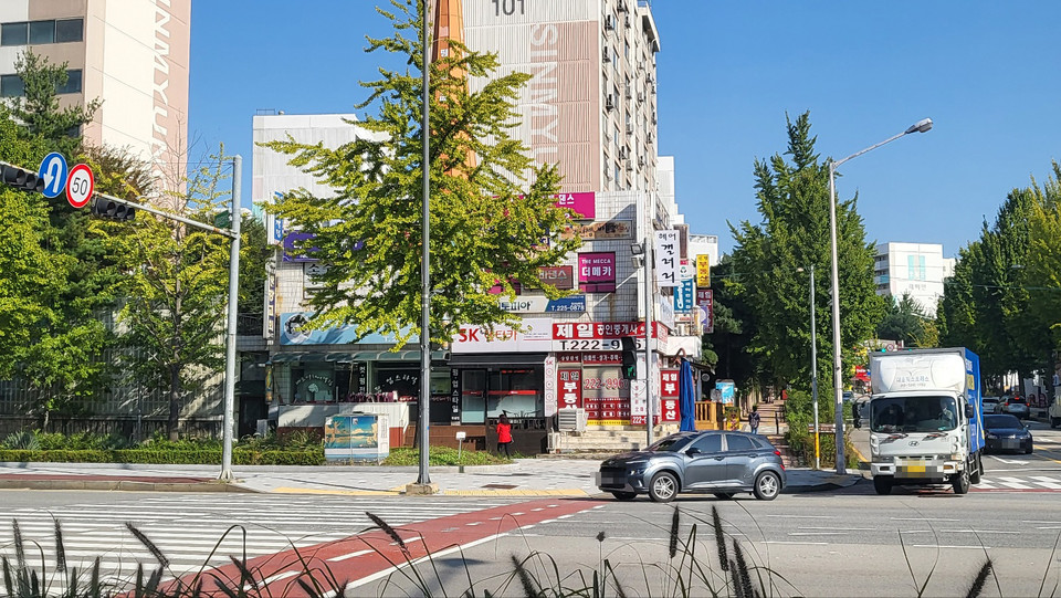 수원 경수대로에서 우회전 차량들이 보행자가 없는데도 그대로 멈춰선 채 교통체증을 유발하고 있다. (사진=김영식 기자)