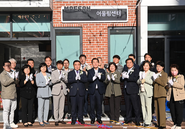 이재준 수원시장(가운데)와 참석자들이 매산동어울림센터 준공을 축하하고 있다. (사진제공=수원시청)