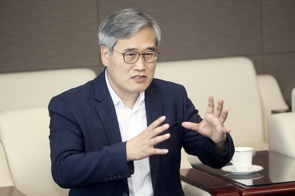김진용 인천경제자유구역청장은 인터뷰에서 “다양한 현장의 목소리를 경청하며 주요 현안 해결에 많은 노력을 기울이겠다”고 말했다. (사진제공=인천경제청)