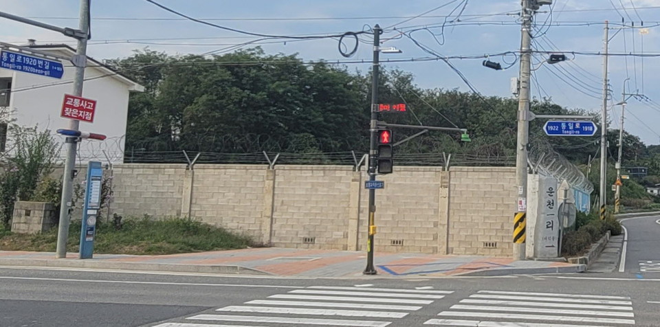 파주시가 어린이와 노약자·장애인 등 보행자들의 편의를 제공키 위해 국도 1호선 삼릉입구삼거리~마정교차로 구간의 감응 신호 교차로 15곳의 교통안전시설물을 확대, 설치했다. (사진제공=파주시청)