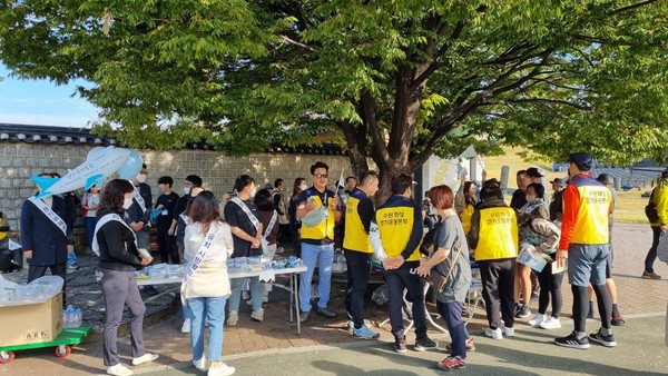 화성걷기본부는 지난 15일 수원, 용인 등 지역에서 참가한 회원 100여 명과 함께 화성걷기 활동을 펼쳤다. (사진=김영식 기자)