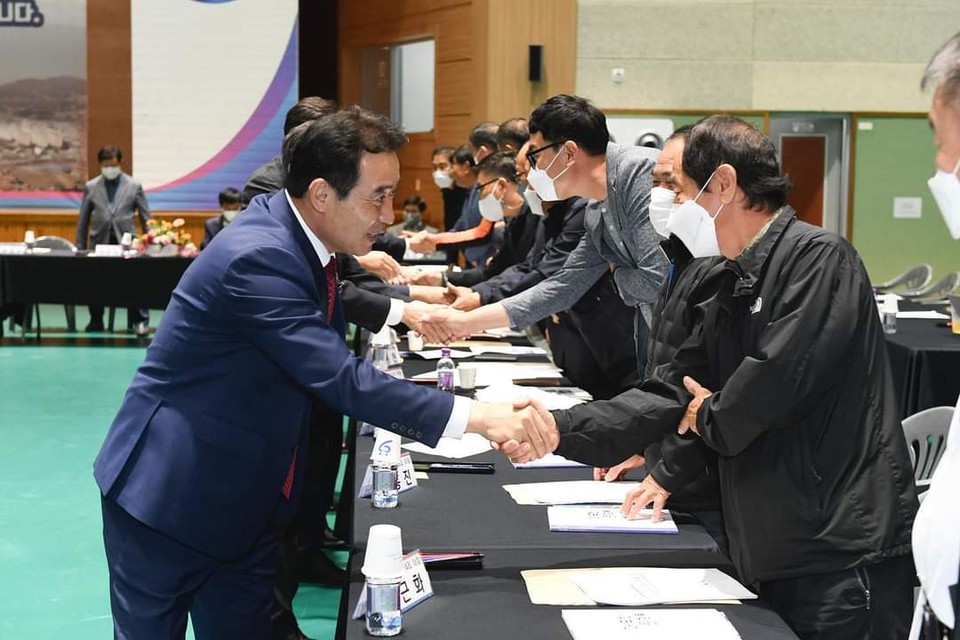 백영현 포천시장이 14일 소흘읍을 마지막으로, 포천 14개 읍면동의 공감·소통 간담회를 마무리했다. 사진은 소홀읍 주민과 인사하는 백영현 시장. (사진=백영현 포천시장 페이스북)