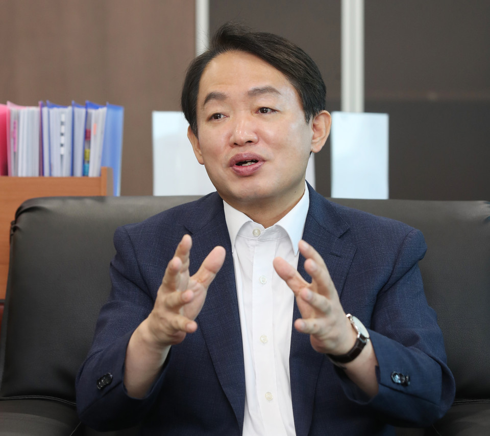 김찬진 구청장이 18일 인터뷰에서 “구민의 응원과 기대에 보답하기 위해 항상 낮은 자세로 구민들과 소통하며 구민의 속마음까지 읽을 수 있도록 노력하겠다”며 민생주치의를 선언했다. (사진=남용우 선임기자)