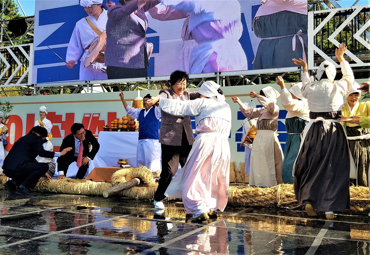 제21회 이천쌀문화축제 풍년놀이마당에서 공연자들과 함께 풍년을 기원하는 어깨춤을 추는 김경희 이천시장. (사진=송석원 기자)