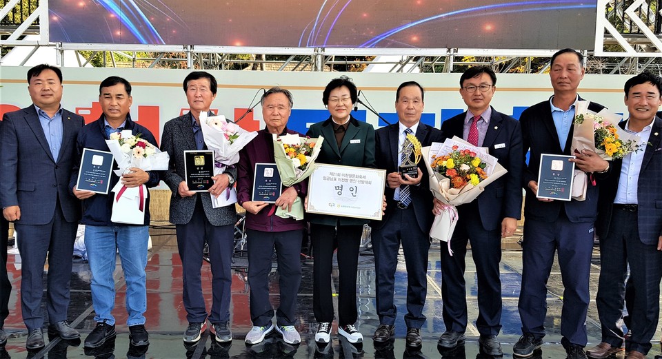 김경희 이천시장과 김하식 이천시의회 의장이 20일 이천쌀문화축제장에서 열린 ‘2022년 제1회 임금님표 이천쌀 명인 선발대회’ 시상식에서 수상자들과 기념촬영을 하고 있다. (사진=송석원 기자)