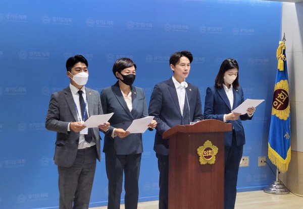 경기도의회 교섭단체 더불어민주당 대변인단은 20일 경기도의회 브리핑룸에서 윤석열 정부의 무도한 야당 탄압을 규탄하는 성명서를 발표했다. (사진제공=경기도의회)