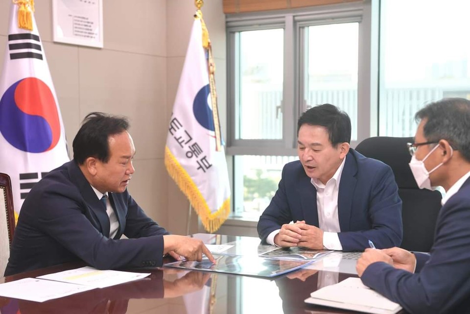 이권재 오산시장이 24일 원희룡 국토교통부 장관을 직접 만나 교통 제도개선 등 지역 현안 해결을 위한 핵심사업을 적극적으로 반영해줄 것을 건의했다. (사진=이권재 오산시장 페이스북)