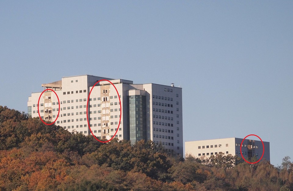 동두천시 탑동 왕방산에서 바라본 재생병원이 공사를 하다 멈추기를 반복하며 20년 세월을 보냈지만 아직도 개원을 하지 못한 상태다. (사진=오기춘 기자)