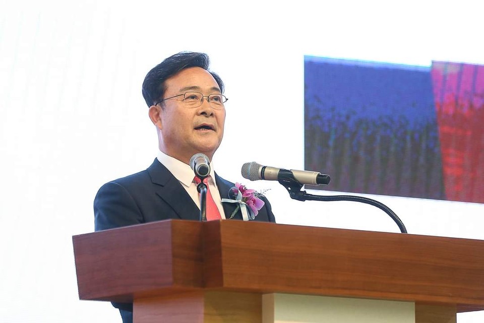 김성제 의왕시장이 지난 25일 용인시에서 개최된 도시재생협치포럼 총회에서 이영애 티비유대표, 정원오 서울 성동구청장과 함께 제2기 도시재생협치포럼 상임공동대표로 위촉됐다. (사진=김성제 의왕시장 페이스북)