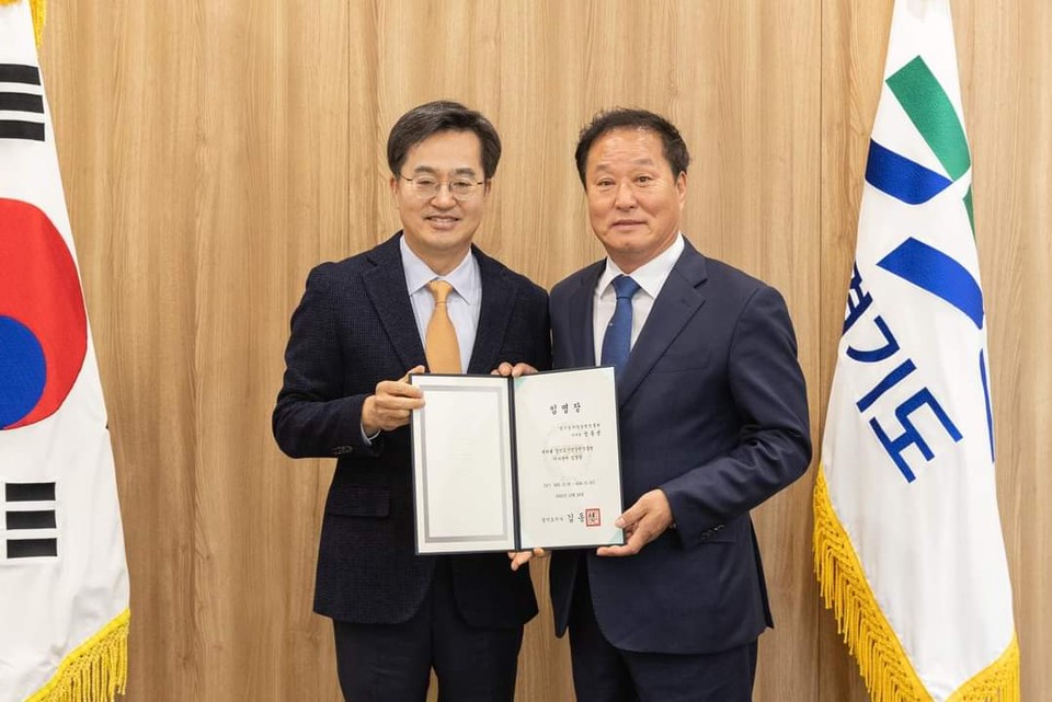 정동균 전 양평군수가 군수 임기를 마친지 약 4개월 만에 경기도시장상권진흥원 이사장에 임명됐다. 사진은 26일 경기도청에서 김동연 경기지사로부터 ‘경기도시장상권진흥원 이사장’ 임명장을 받는 모습. (사진=정동균 이사장 페이스북)