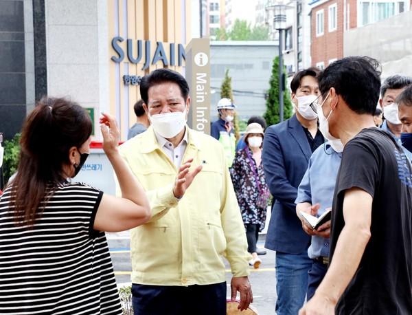 최대호 안양시장이 지난 8월 예기치않은 집중호우로 인한 피해지역을 직접 찾아 점검을 이어갔다. (사진제공=안양시청)