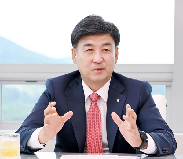 방세환 광주시장은 인터뷰에서 “지난 100일 동안 3대 시정방침 추진을 위한 기반을 살펴본 만큼 이제 차근 차근 실행 단계를 밟아 나가겠다”고 말했다. (사진제공=광주시청)