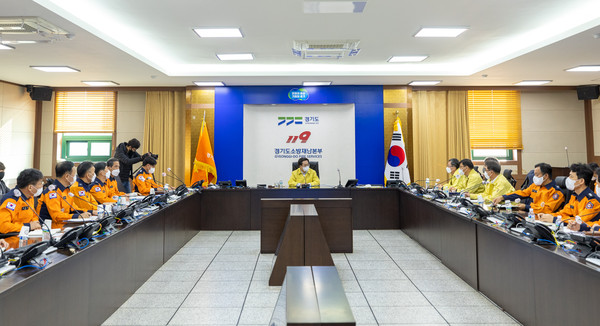 30일 오전 김동연 경기도지사가 경기도소방재난본부에서 이태원 압사 참사 관련 경기도 긴급대책회의를 하며 당부말을 하고 있다. (사진제공=경기도청)