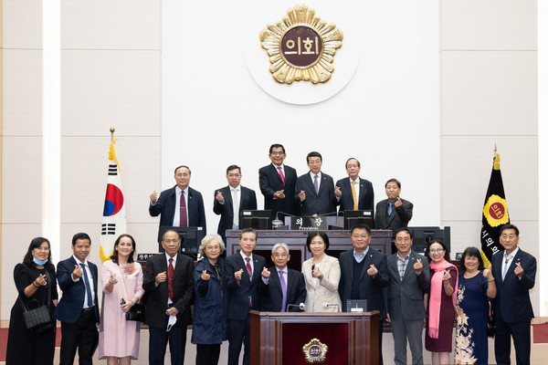 베트남 빈롱성 및 메콩대학교 대표단이 인천시의회를 찾아 상호 간의 우호를 다졌다. (사진제공=인천시의회)
