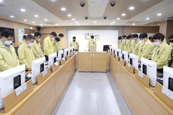이동환 고양특례시장은 회의에 앞서 간부공무원들과 이태원 참사 사망자들을 애도하는 묵념을 하고 있다. (사진제공=고양시청)