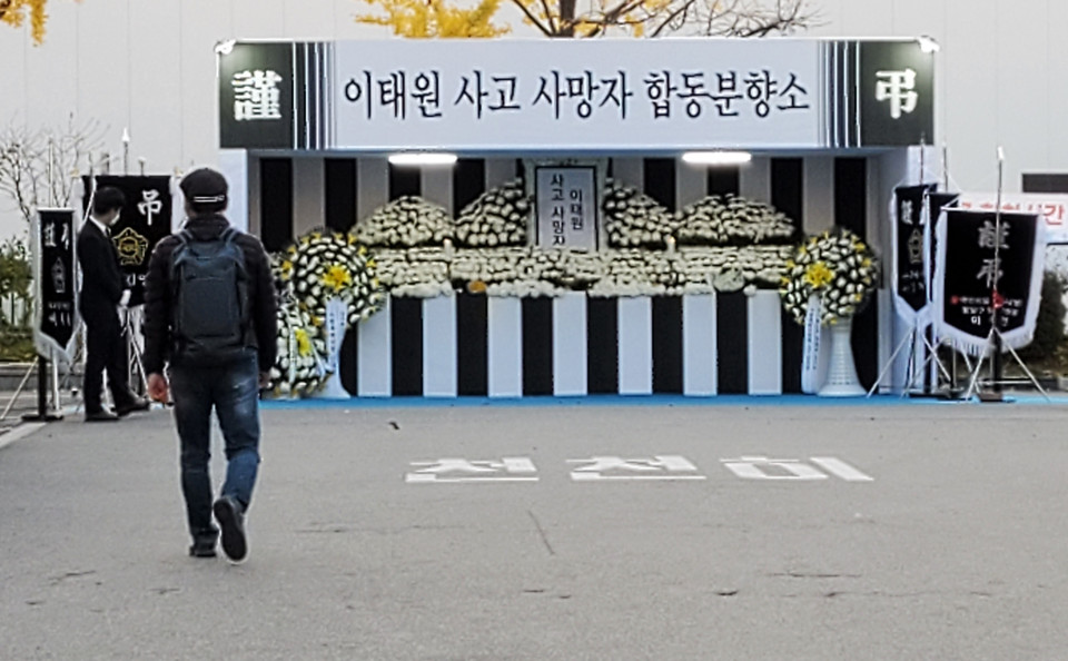 2일 오후 수원시청 본관 주차장에 설치한 이태원 사고 사망자 합동 분향소에 조문객이 조문을 하고 나오고 있다. (사진=권영복 기자)