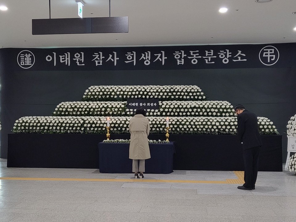​​​​​​​3일 오전 10시 20분께 경기도청 1층 로비에 마련된 이태원 참사 희생자 합동 분향소에 조문객이 조문을 하고 있다. (사진=김유정 기자)