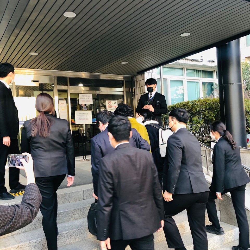 윤석열 대통령의 최씨는 항소심 재판에 출석하면서 혐의 인정 여부 등을 묻는 취재진의 질문에 말없이 법정으로 들어갔다. (사진=강상준 기자)