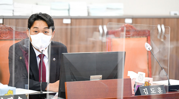 경기도의회 경제노동위원회 김도훈 의원은 7일 상임위원회 회의실에서 진행된 경기도일자리재단 행정사무감사에서 청년 노동자 지원사업의 중도이탈 방지를 강력히 주문했다. (사진제공=경기도의회)