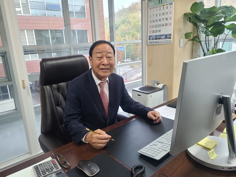 의왕도시공사 사장을 역임한 백운밸리AMC(주) 이성훈 대표를 8일 만나 의왕시 도시개발에 대한 여러 의견을 들었다. (사진=안직수 기자)