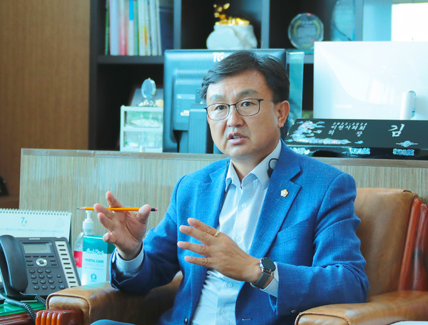 김하식 이천시의회 의장은 인터뷰를 통해 “시민과 같은 마음으로 소통하며 행복한 지역사회를 만들기 위해 최선을 다할 것”이라고 말했다. (사진제공=이천시의회)