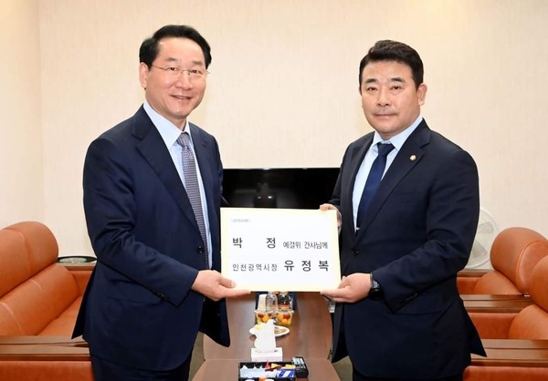 유정복 인천광역시장이 8일 2023년 국비확보를 위해 서울 여의도 국회를 방문해 박정 예결위 간사에게 건의사항을 전달하고 있다.