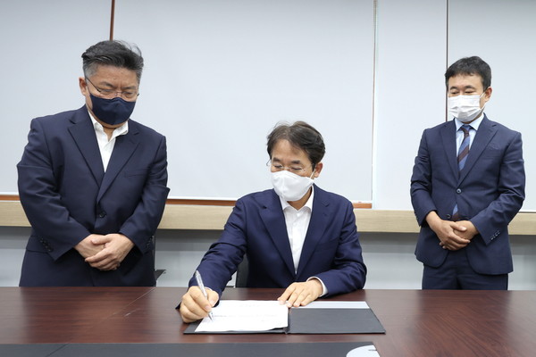 사진은 지난 7월1일 이동환 시장이 ‘경제자유구역 추진단 구성 계획’을 1호 공식문서로 결재하고 있는 모습. (사진제공=고양시청)