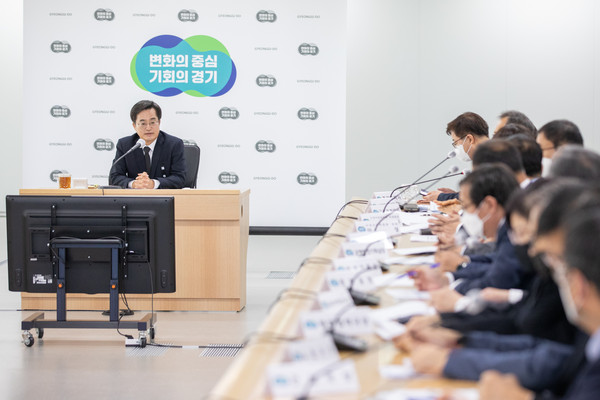 9일 오전 도청 4층 다목적회의실에서 김동연 도지사와 오병권 행정1부지사, 염태영 경제부지사, 조선호 도소방재난본부장, 실국장 등이 참석한 가운데 긴급 안전점검 회의가 열리고 있다.  (사진제공=경기도청)