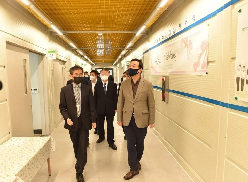 임태희 경기도교육감은 10일 오전 자신의 페이스북 계정 글에 “학생 안전만큼은 ‘만약에 그랬더라면...’이 없어야 한다”며 “경기도 내 모든 모듈러교실(조립식건물)에 스프링클러를 설치하겠다”고 밝혔다. (사진=임태희 경기도교육감 페이스북)