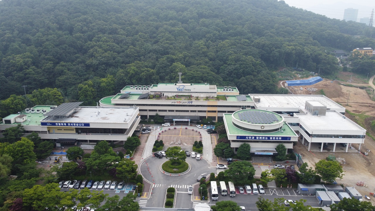 의왕시가 학의동 백운밸리에서 성남 판교를 오가는 신규 시내버스 360번 버스가 오는 25일 개통 운행된다고 밝혔다. 사진은 의왕시청 전경. (사진=중앙신문DB)