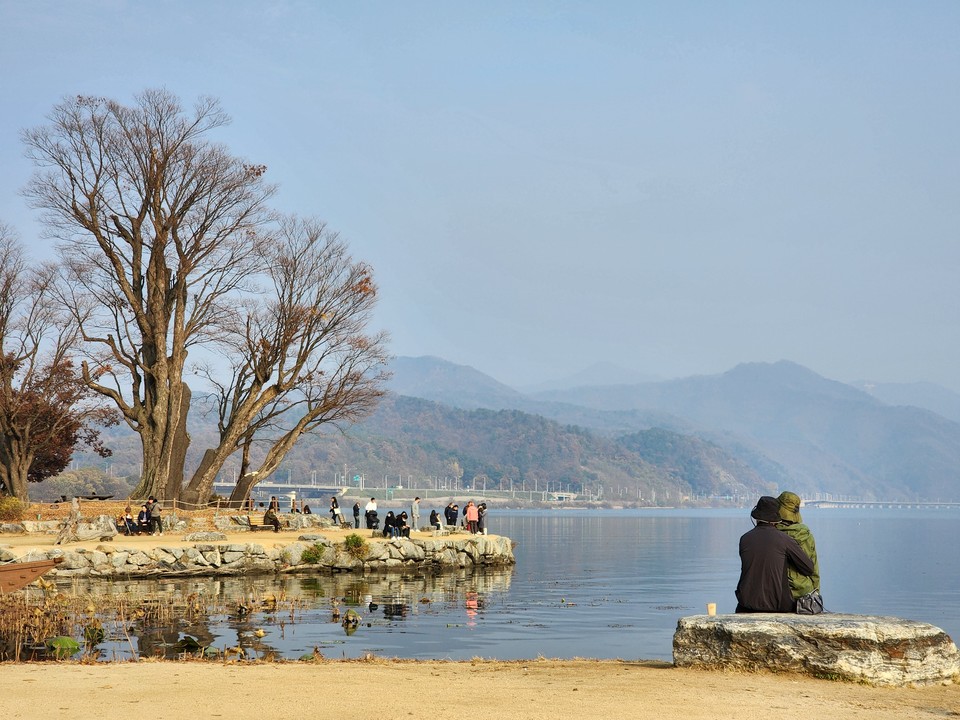10일 오후 3시10분께 양평 두물머리 물안개 쉼터에서 한 연인들이 남한강을 바라보고 있다. (사진=장은기 기자)