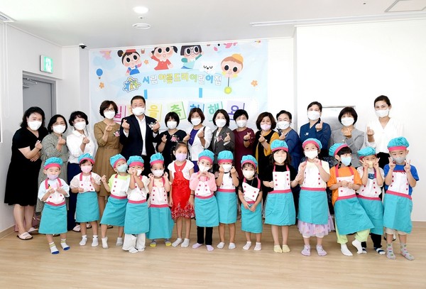 파주시는 ‘양질의 보육서비스’ 제공을 위해 국공립어린이집 확충 등의 시설을 확대키로 하고, 아동학대 예방과 근절을 위해 심혈(心血)을 기울이고 있다. 사진은 시립아름드리어린이집 개원식 모습. (사진제공=피주시청)