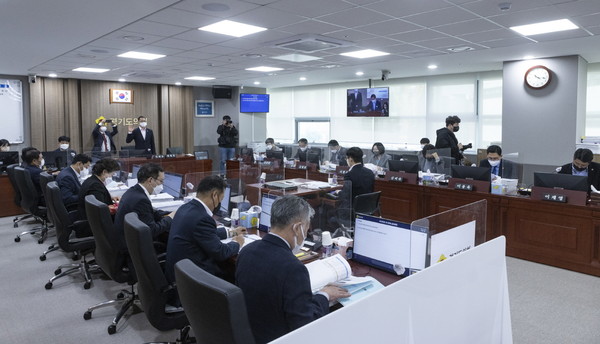 경기도의회 경제노동위원회는 2022년 행정사무감사 7일차를 맞은 10일 일자리 및 산업 정책, 경제 활성화를 최종적으로 책임지는 경기도 경제실에 대한 행정사무감사를 실시했다. (사진제공=경기도의회)