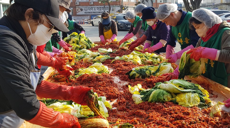 11일 이천시 관고동사무소 앞 광장에서 김경희 시장을 비롯해 이천시남여새마을지도자 50여명이 사랑의 김장 담그기 행사를 개최했다. (사진=송석원 기자)